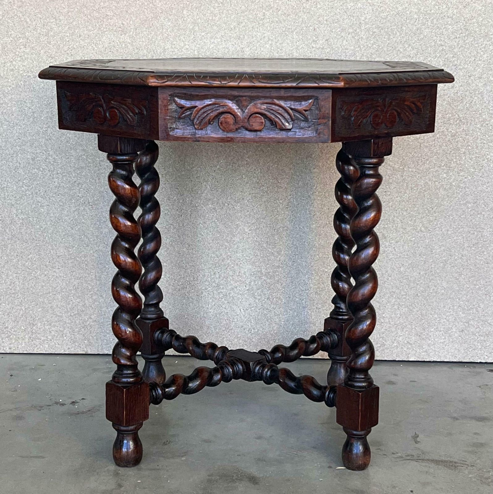 Table d'appoint ou de milieu hexagonale d'époque en noyer, à six pieds sculptés photo furniture