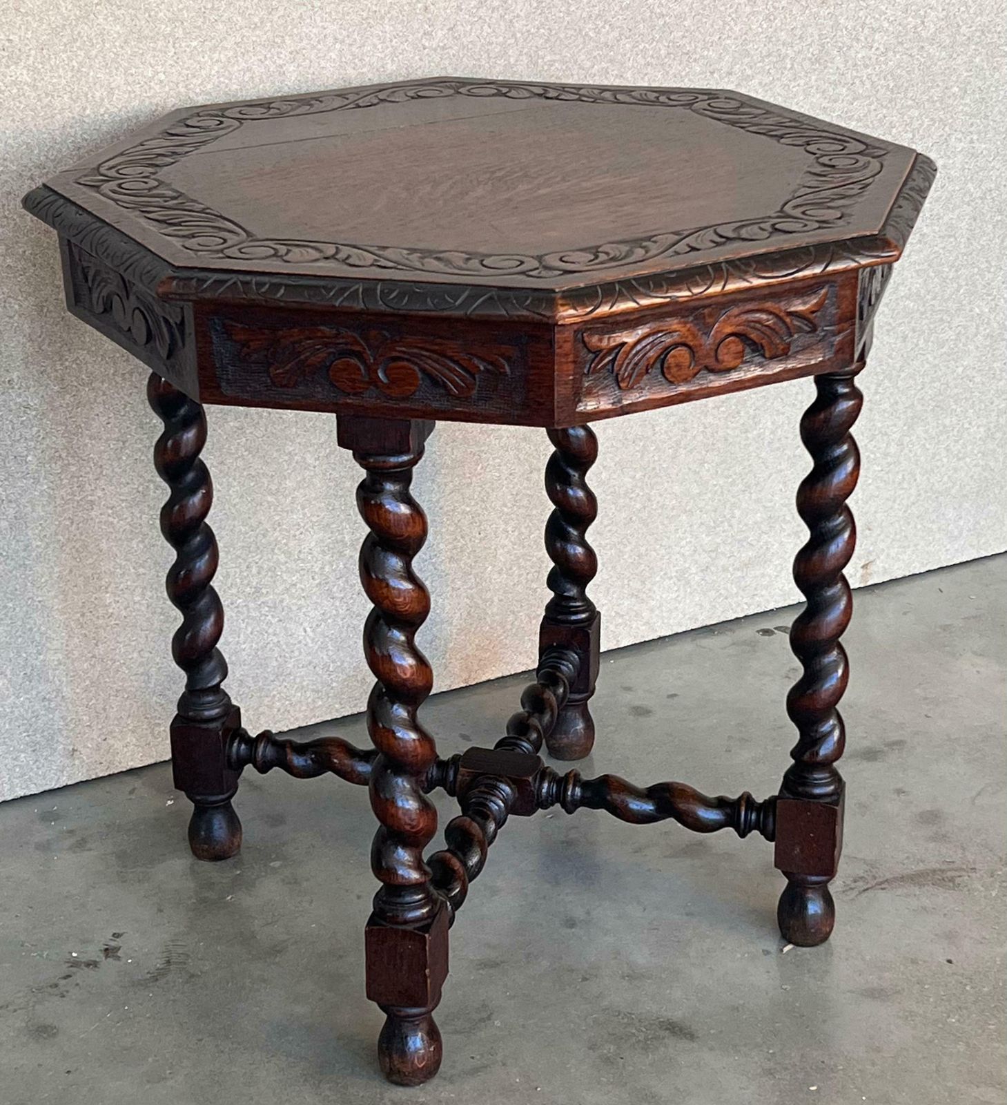 Table d'appoint ou de milieu hexagonale d'époque en noyer, à six pieds sculptés photo 2606.0