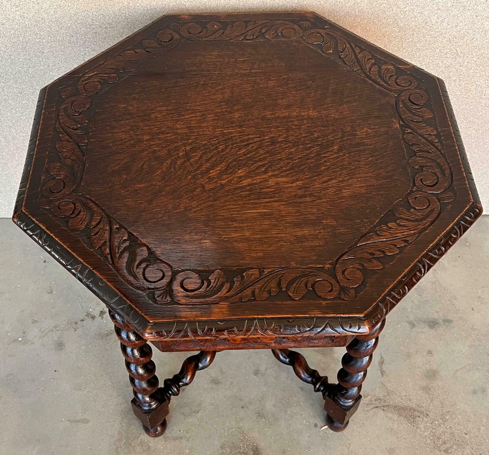 Table d'appoint ou de milieu hexagonale d'époque en noyer, à six pieds sculptés photo buy