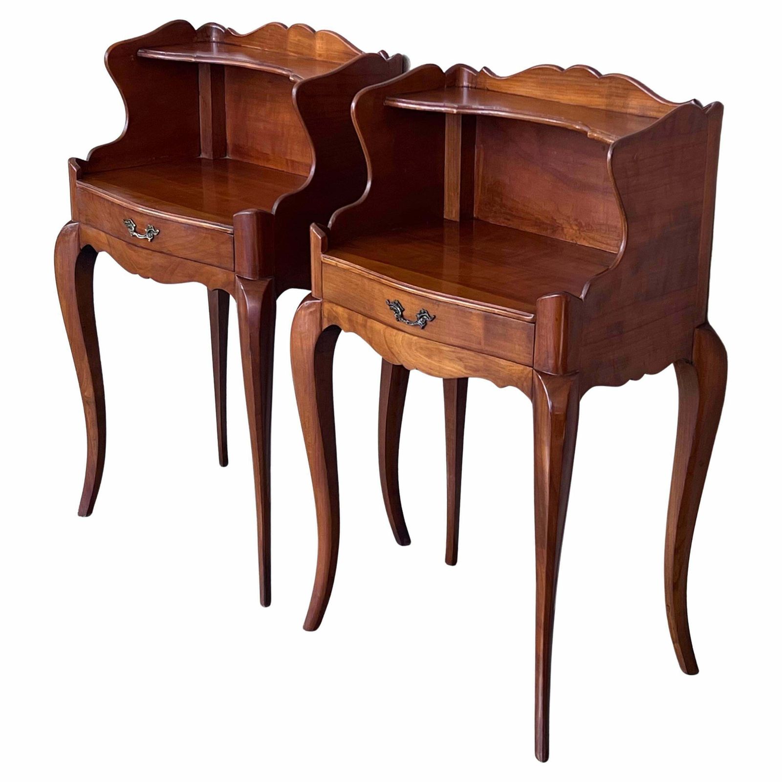 Paire de tables de chevet françaises du XXe siècle, avec tiroir et étagère ouverte