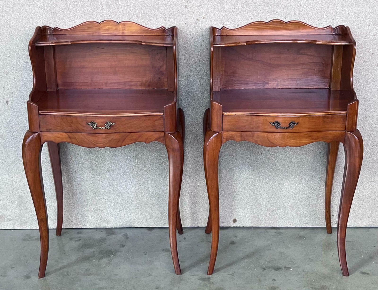 Paire de tables de chevet françaises du XXe siècle, avec tiroir et étagère ouverte photo furniture