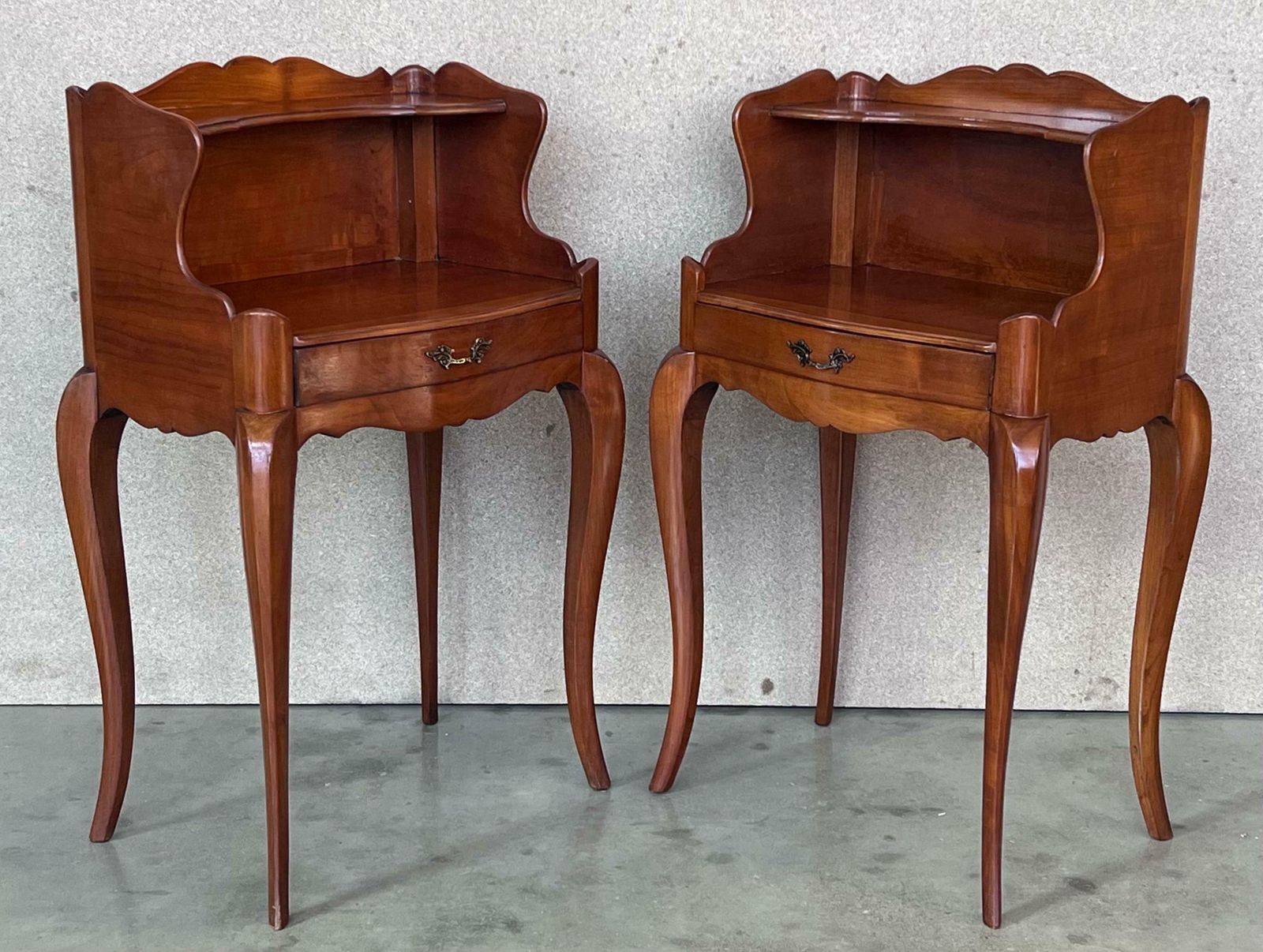 Paire de tables de chevet françaises du XXe siècle, avec tiroir et étagère ouverte photo Mobilier