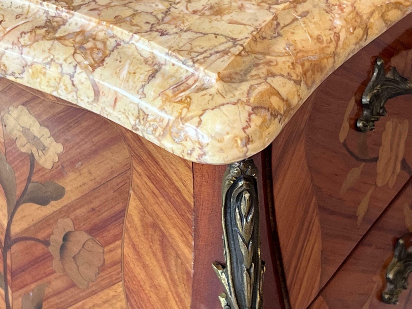 photo furniture Tables de nuit Louis XV d'époque en marqueterie, plateau en marbre, lot de 2