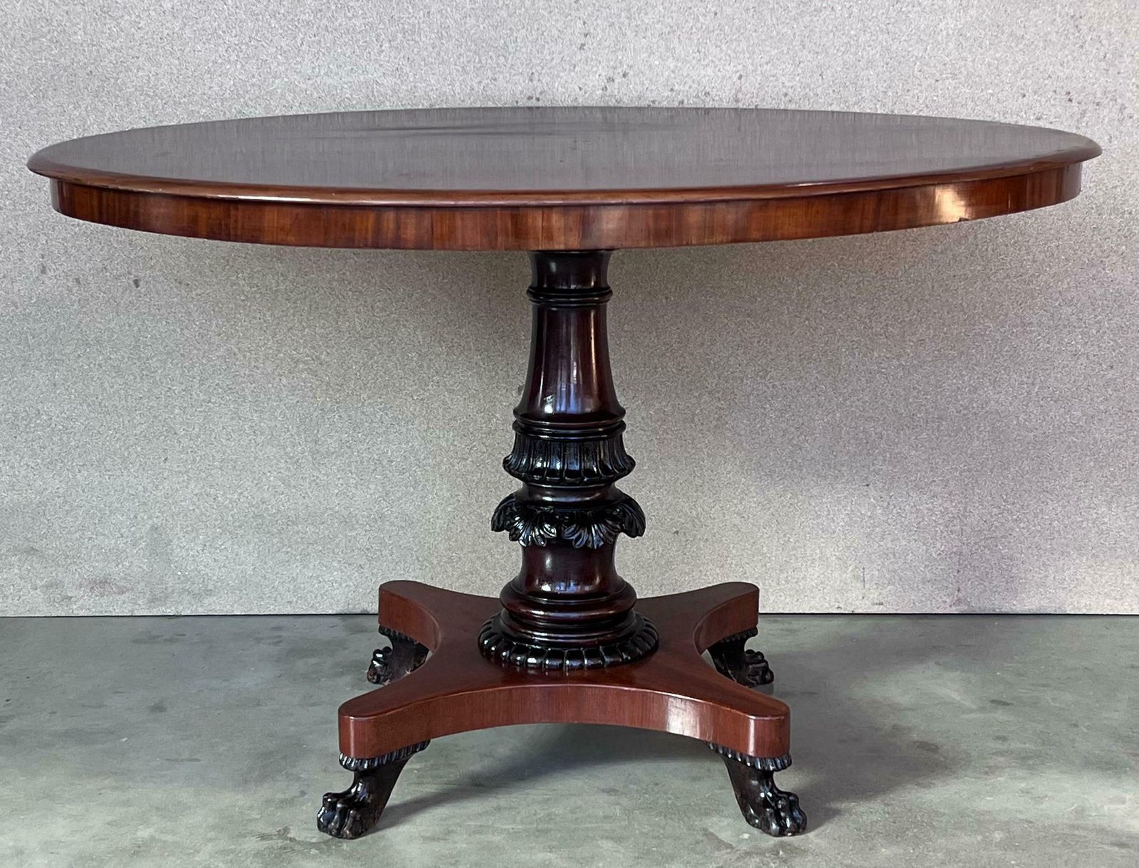 Table ovale en acajou, vers le XIXe siècle photo for sale