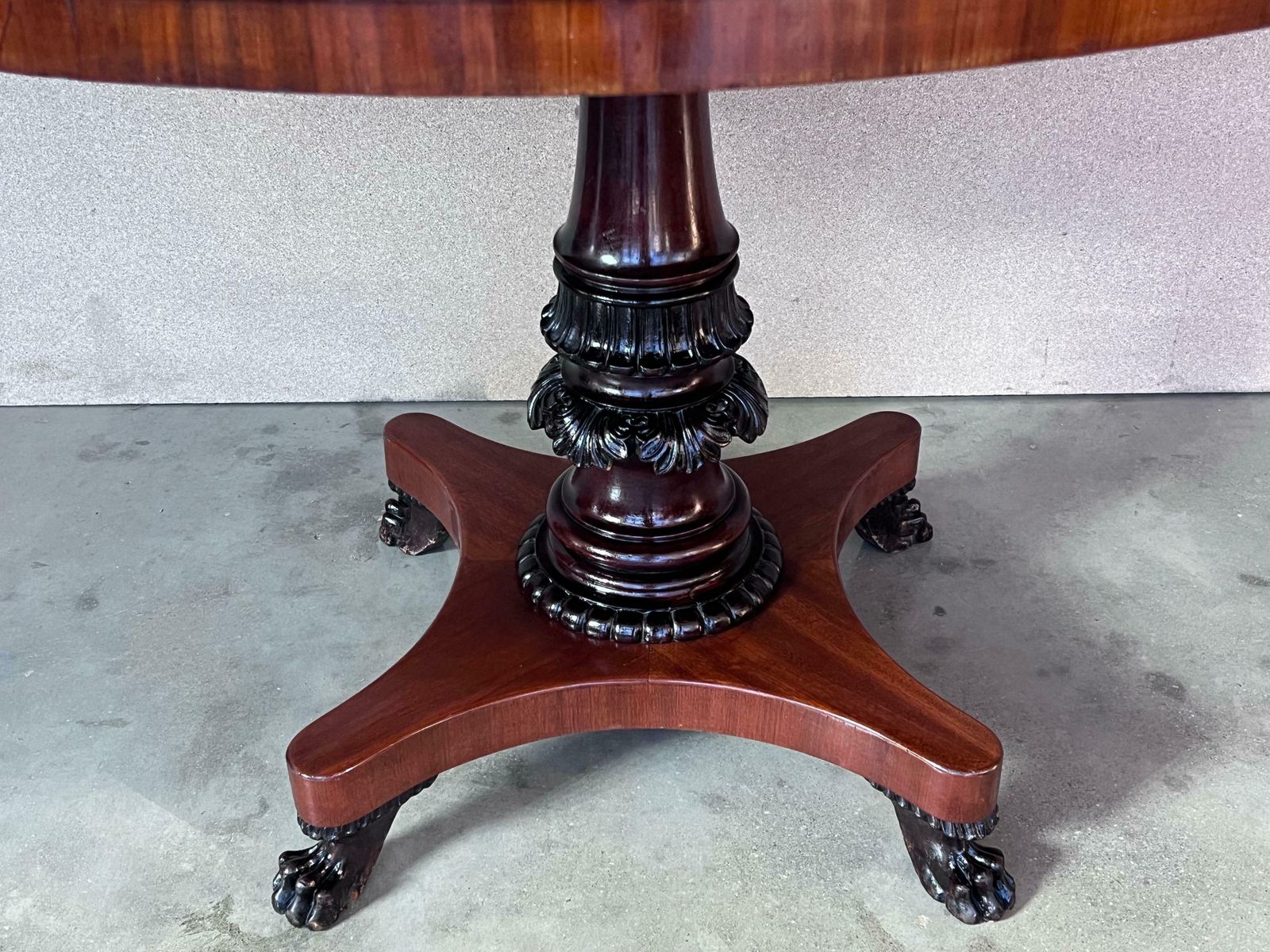 Table ovale en acajou, vers le XIXe siècle photo buy