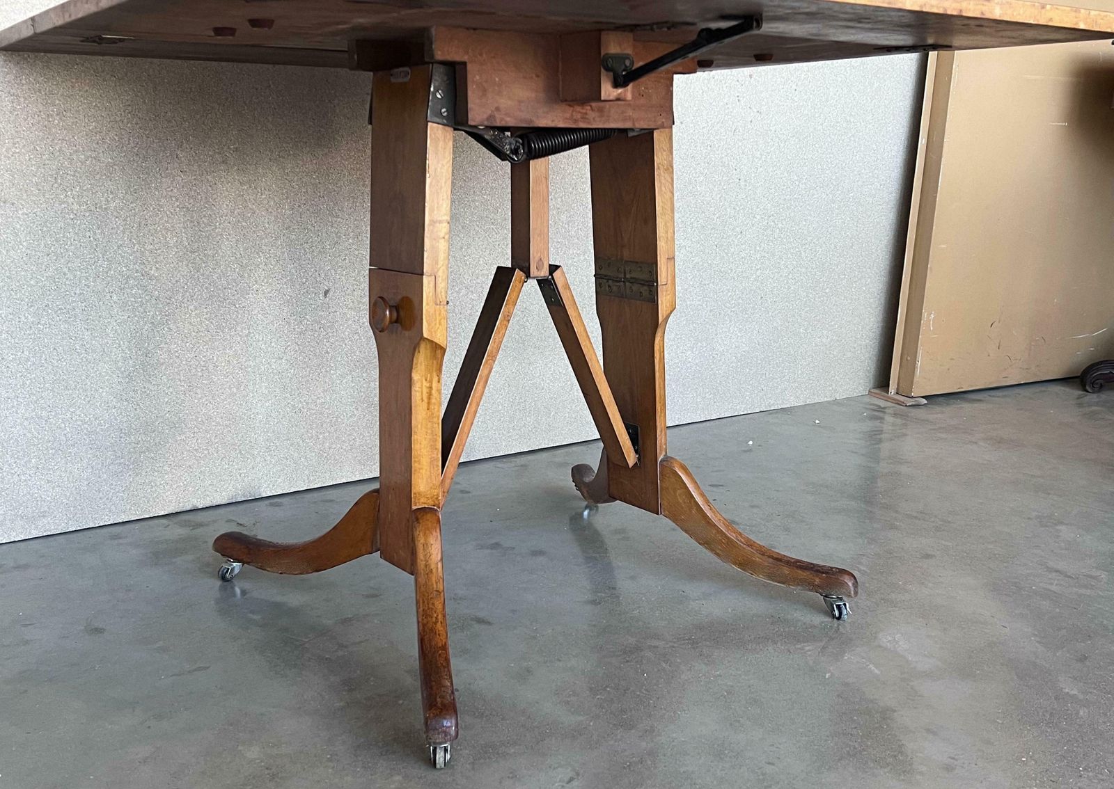 photo furniture Table basse convertible et réglable en hauteur mid-century modern