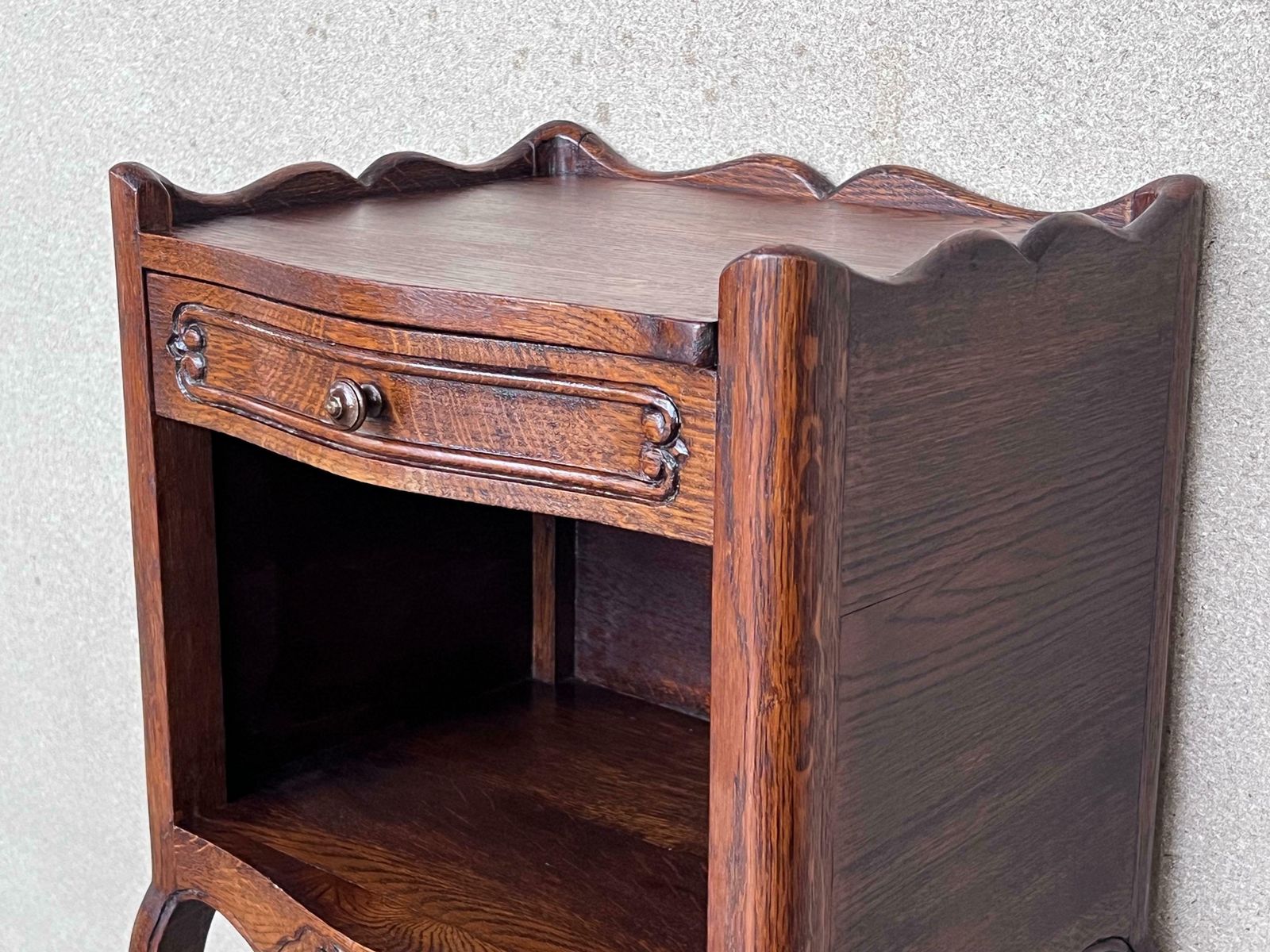 Paire de tables de chevet en noyer noir, XXe siècle, avec tiroir et étagère ouverte photo 3115.0
