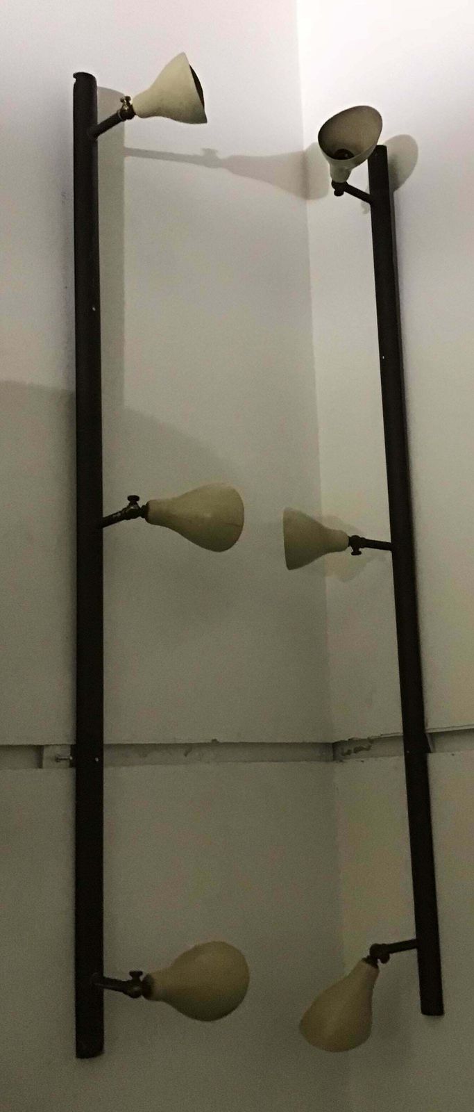 photo furniture Arteluce Gino Sarfatti Brass And Painted Metal Wall Light Cream Colour, 1950