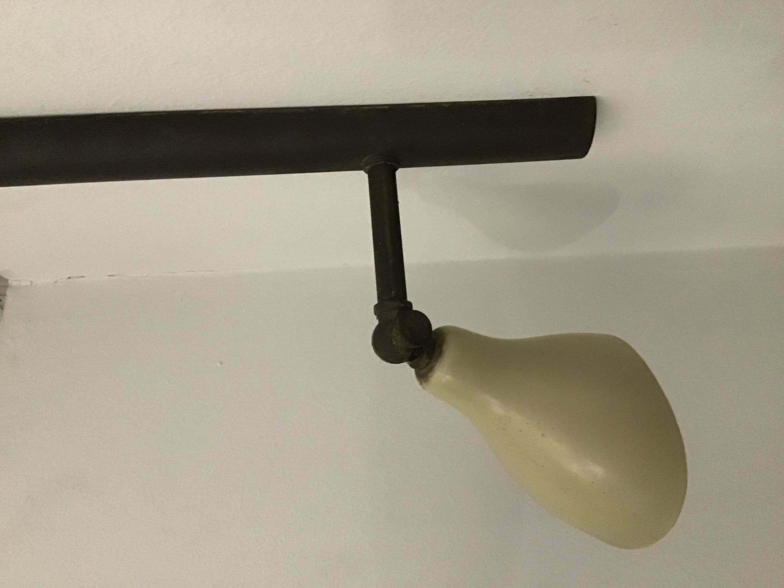 photo vinterior Arteluce Gino Sarfatti Brass And Painted Metal Wall Light Cream Colour, 1950