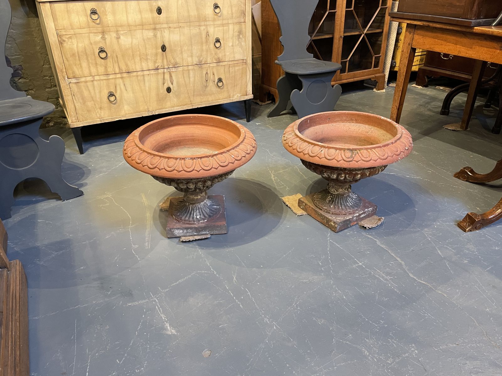 photo vintage Pair Terracotta Campana Garden Urns