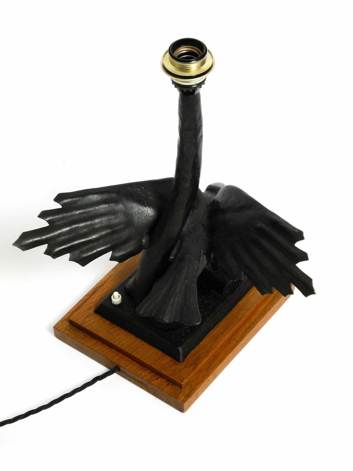 photo vintage Very Elegant Large 1940s Table Lamp Made Of Iron In The Shape Of An Eagle