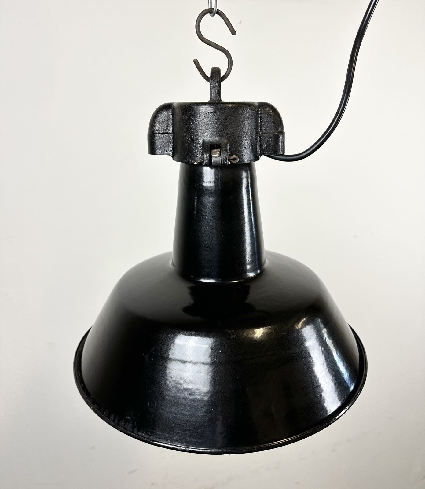 photo vinterior Industrial Black Enamel Factory Lamp With Cast Iron Top, 1960s