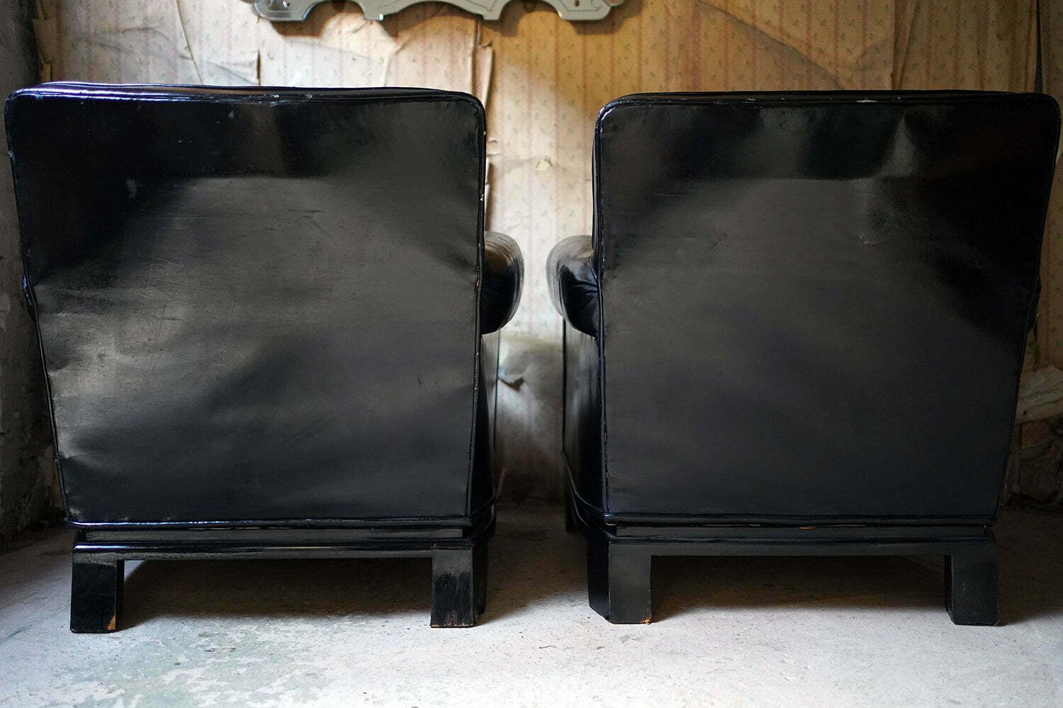photo vinterior A Good Pair Of French Art Deco Period Leather Club Armchairs C.1930