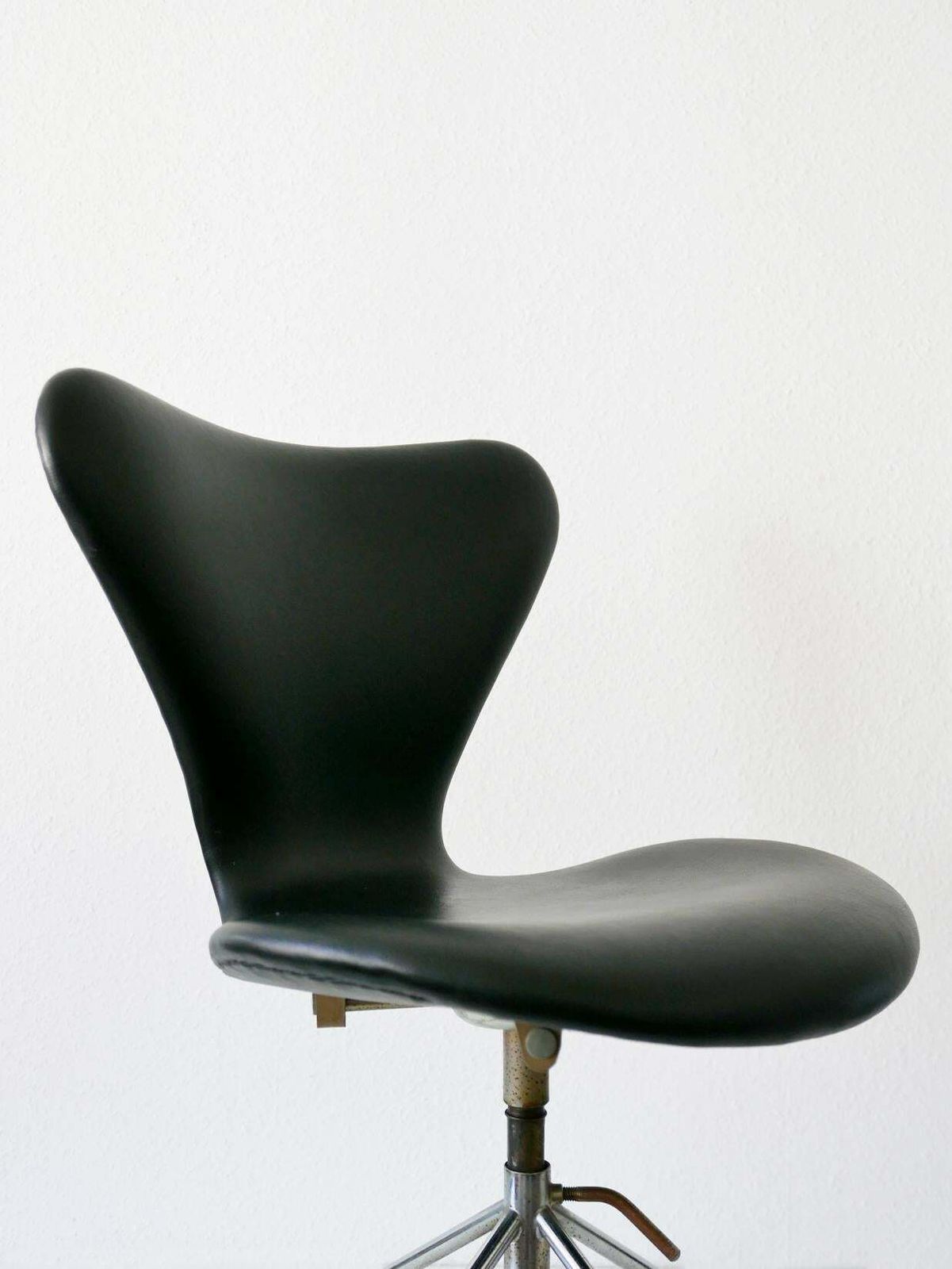 Mid Century Modern Office Chair 3117 By Arne Jacobsen For Fritz Hansen, 1960s photo Furniture