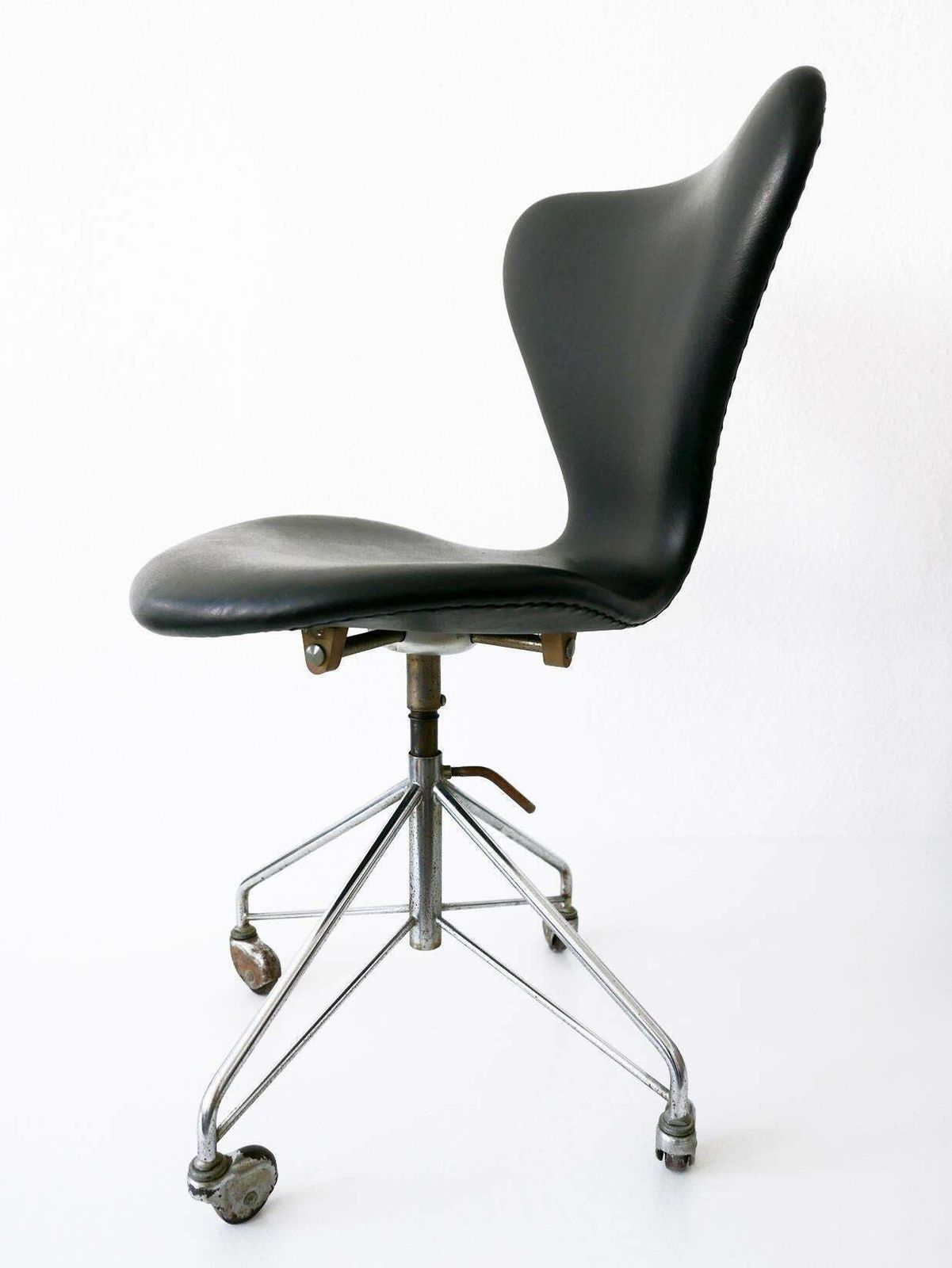 Mid Century Modern Office Chair 3117 By Arne Jacobsen For Fritz Hansen, 1960s photo vintage