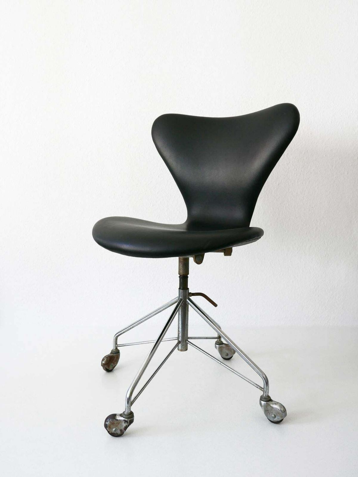 photo furniture Mid Century Modern Office Chair 3117 By Arne Jacobsen For Fritz Hansen, 1960s
