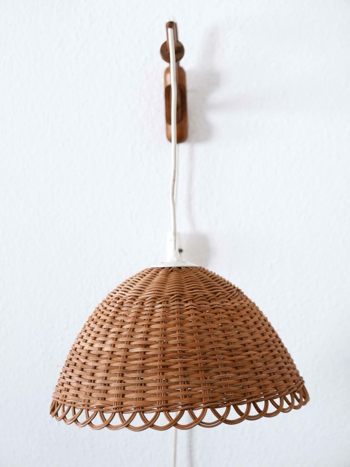 Rare & Elegant Mid Century Modern Rattan & Teak Wall Lamp Scandinavia 1960s photo vinterior