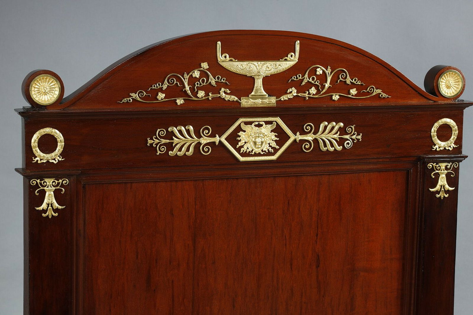 photo vintage Empire Period Mahogany Sofa Bed Decorated With Lyre And Mercury Bust In Gilt Bronze, 19th Century