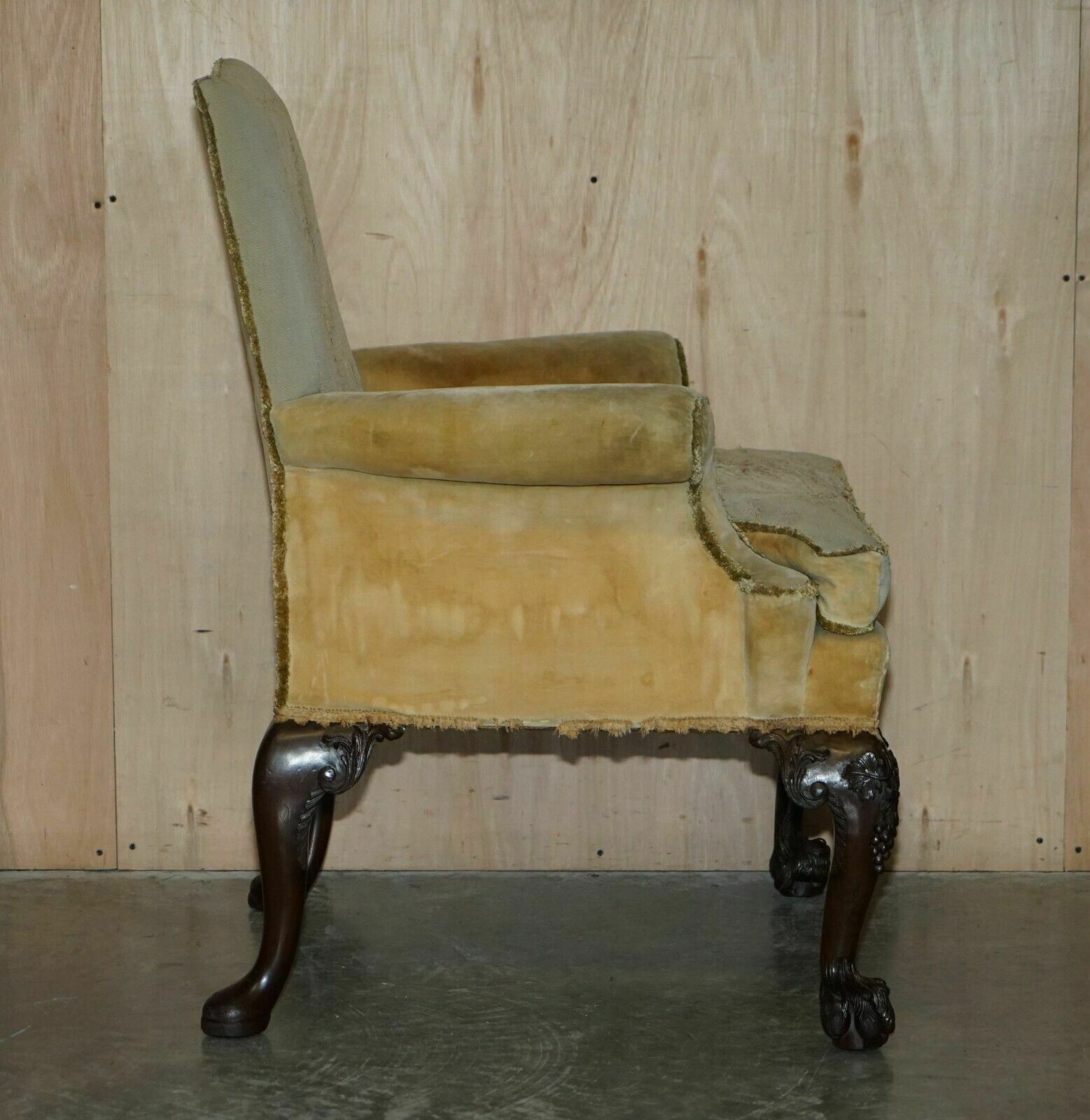 photo vinterior Important Pair Of George III Hand Carved Circa 1780 Antique Lions Paw Armchairs