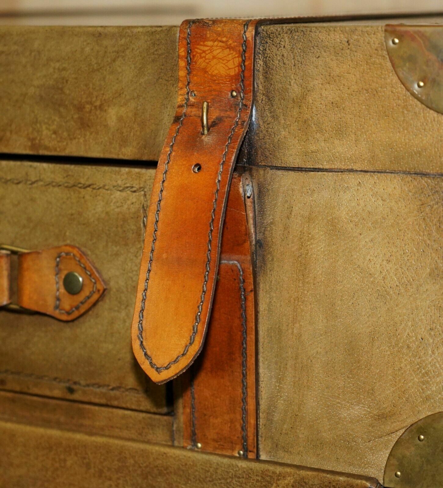 photo furniture Brown Saddle Leather Suitcase Trunk Single Drawer Coffee Table Nice Decorative