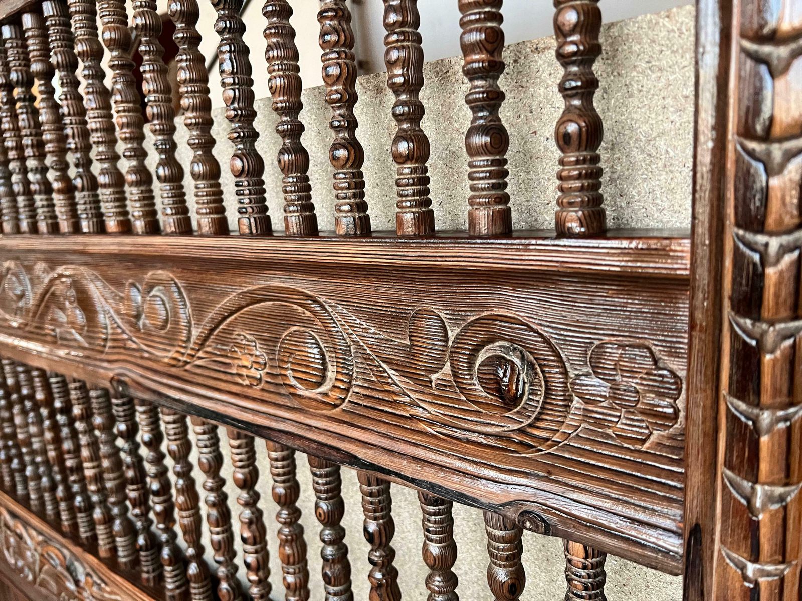 Tête de lit Queen Size de style baroque en bois sculpté, XXe siècle photo vinterior