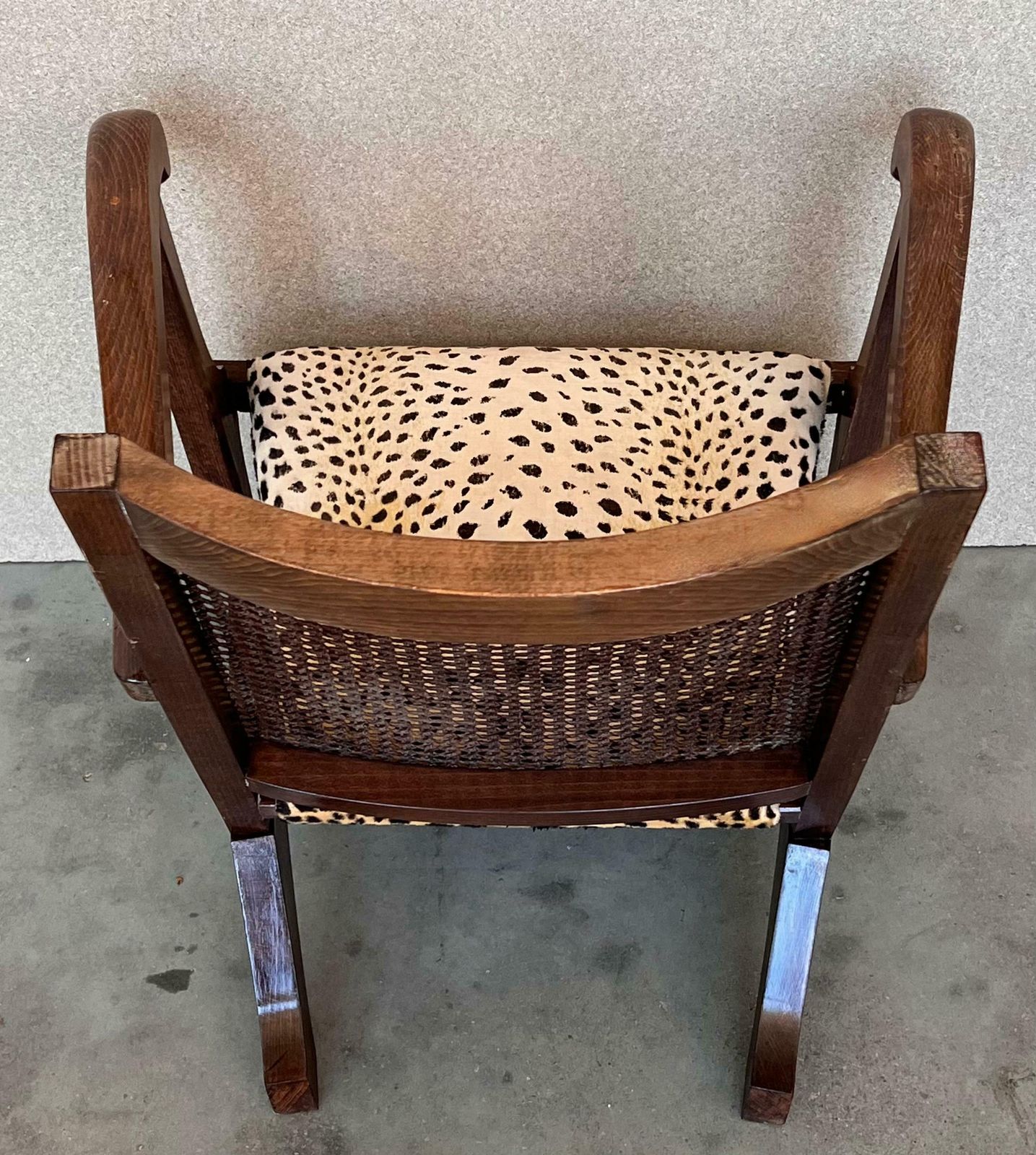 photo furniture Paire de fauteuils bas de cheminée mid-century en noyer, dossier canné
