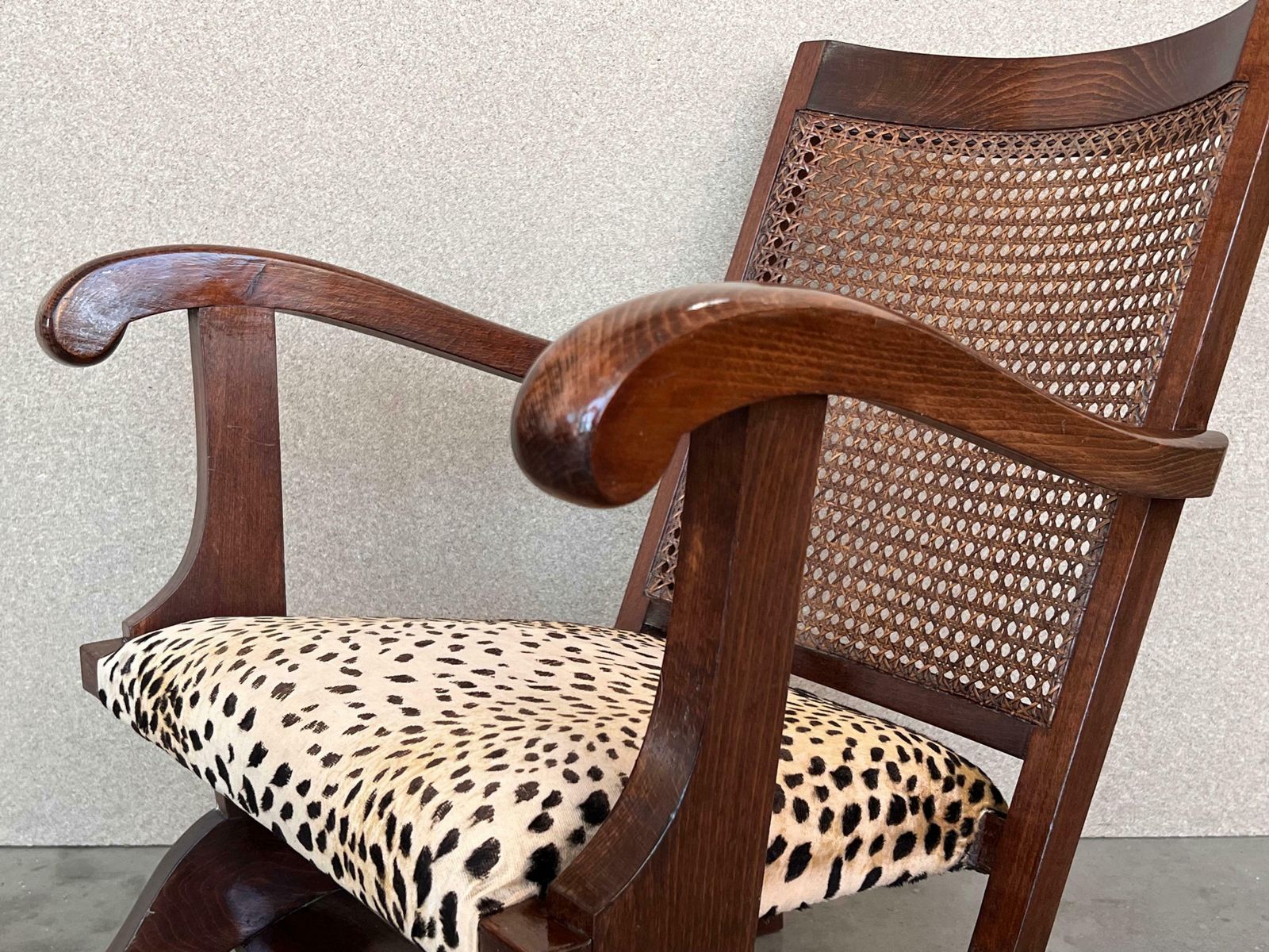 Mobilier Paire de fauteuils bas de cheminée mid-century en noyer, dossier canné photo