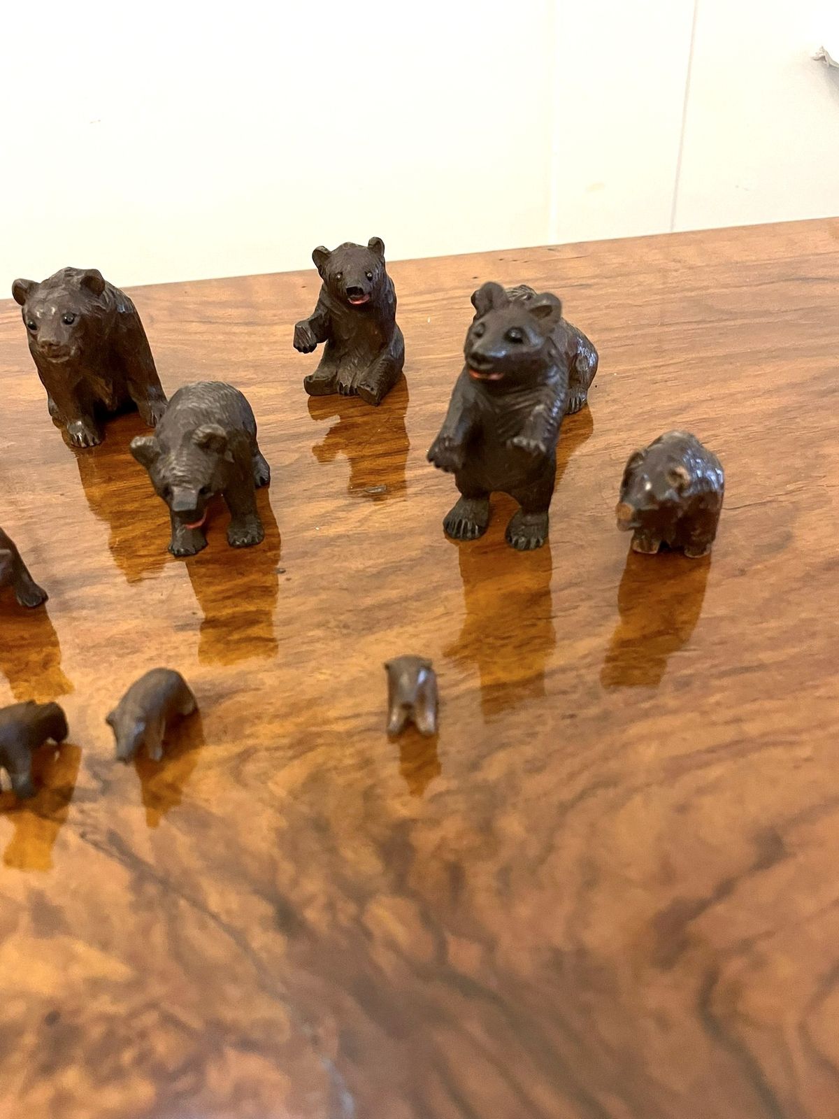 photo vinterior Antique Set Of Fifteen 19th Century Miniature Carved Oak Black Forest Bears