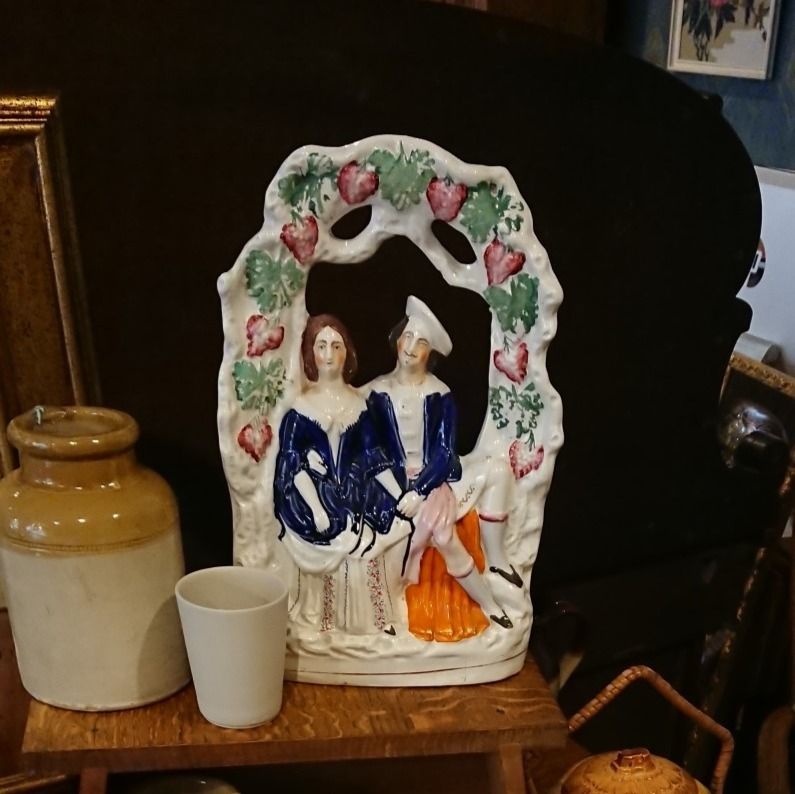 Staffordshire Flat Back Figurine Of A Couple Under A Bower Of Vines photo vinterior