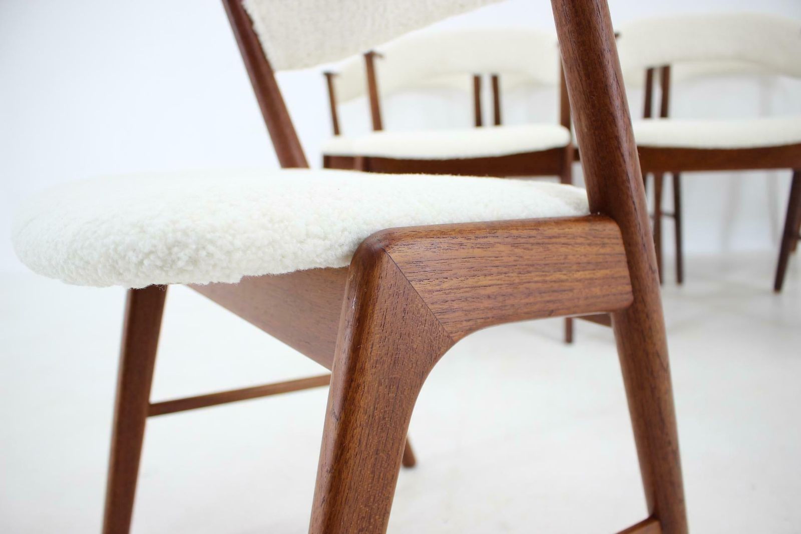 photo vinterior 1960s Kai Kristiansen Set Of 6 Model 32 Teak Dining Chairs In Sheepskin Fabric