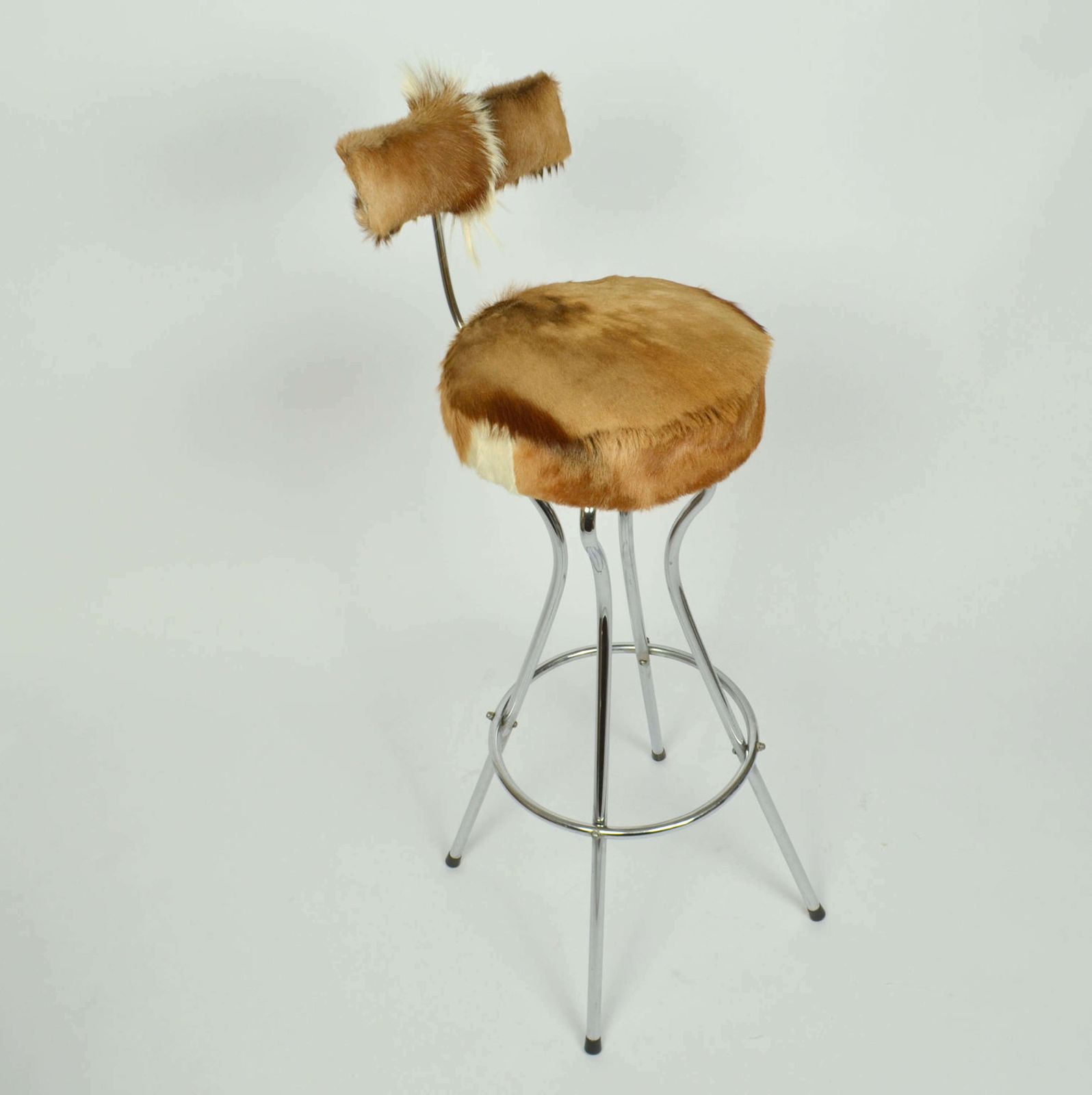 2950.0 Set Of Three Swivel Bar Stools In Chrome And Goatskin photo