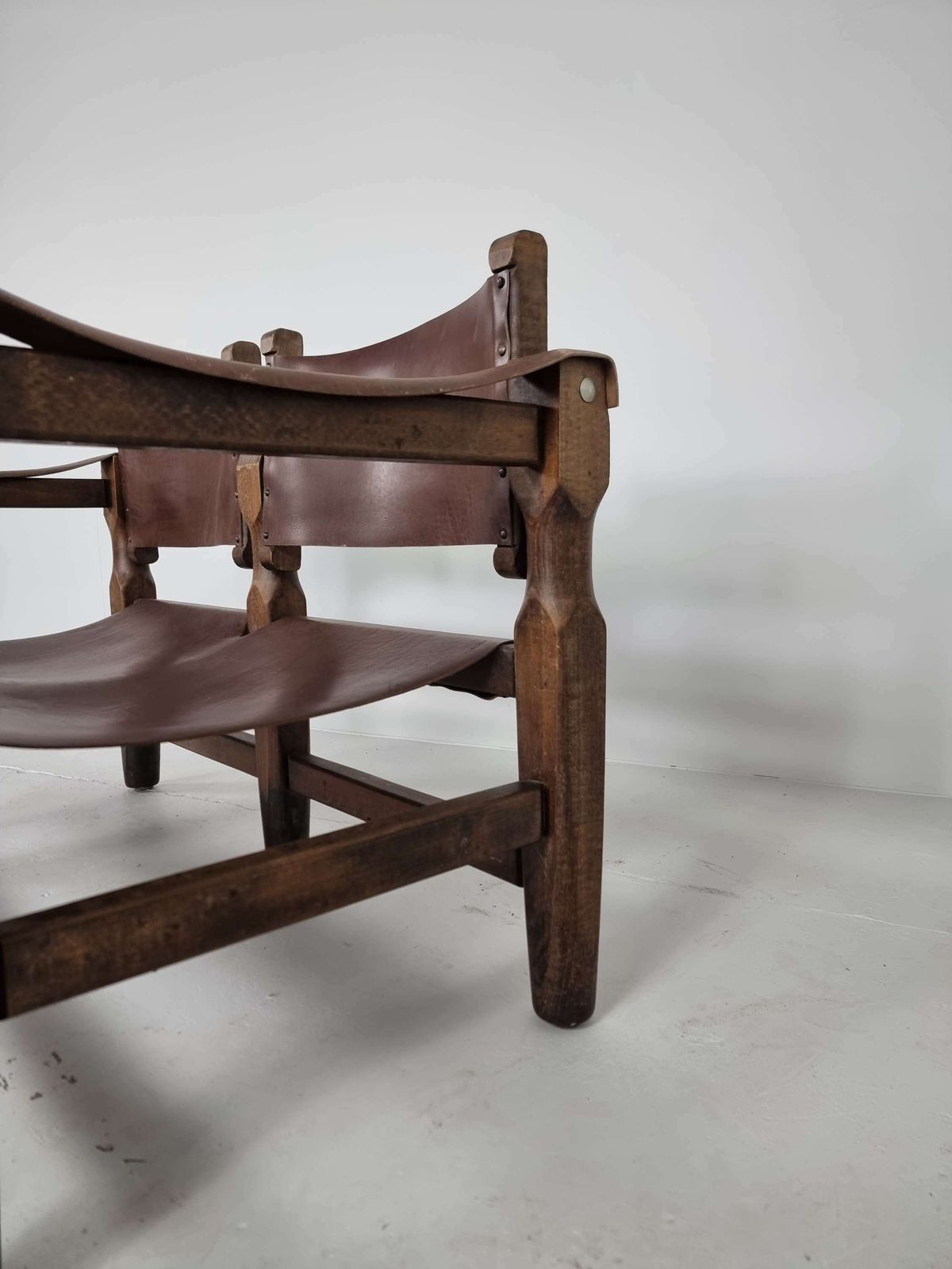 photo furniture Spaanse Brutalist Safaribankje In Bruin Leer