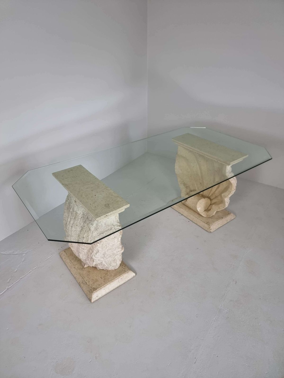 Stenen Schelp Eettafel Van Magnussen Ponte, Mactan Steen, Jaren 1980 photo for sale