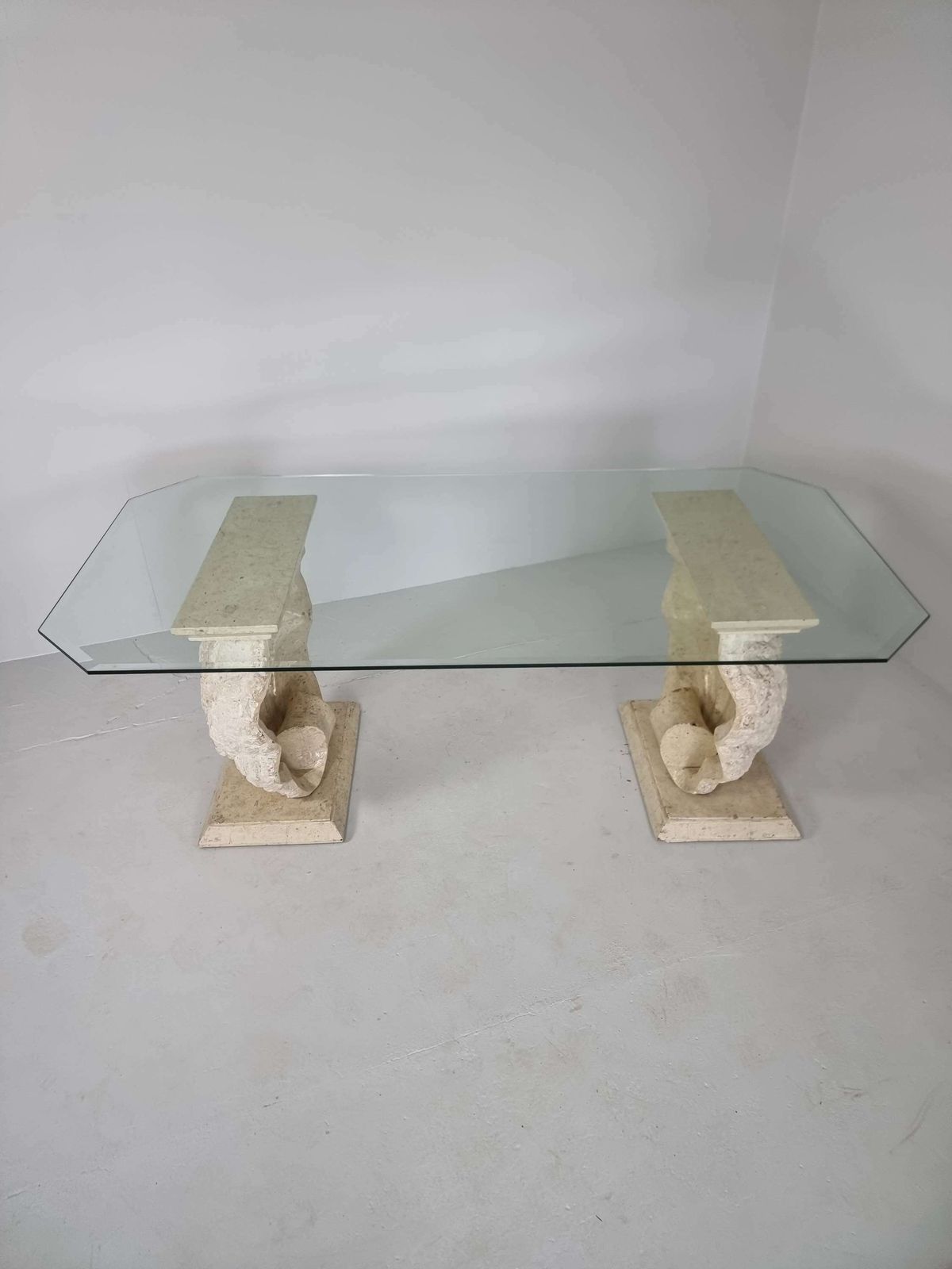 photo furniture Stenen Schelp Eettafel Van Magnussen Ponte, Mactan Steen, Jaren 1980