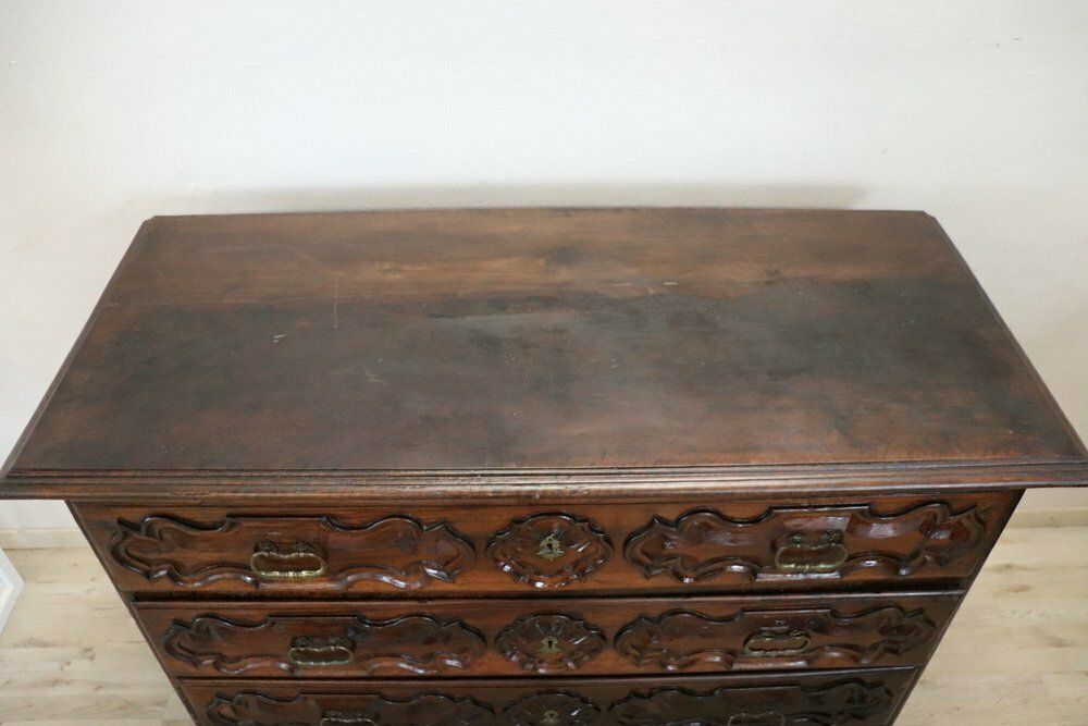 photo vinterior Antique Chest Of Drawers In Carved Walnut