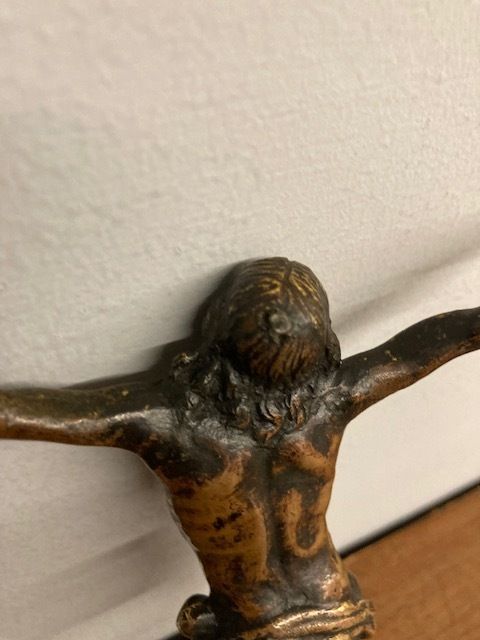 photo vintage Ancient Christ Sculpture In Bronze From The 17th Century