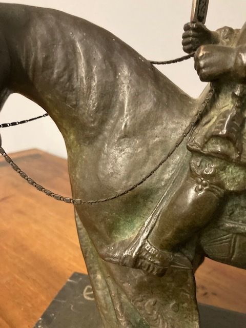 photo vintage Ancient Bronze Of A Knight On Horseback From The Early 1900s, Italian School.