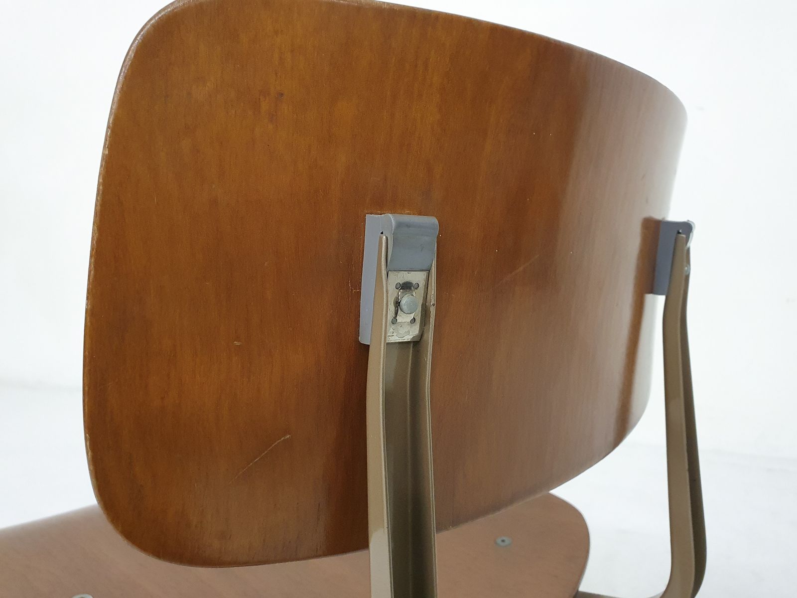 photo furniture Friso Kramer Fro Ahrend De Cirkel, Revolt Dining Chair, The Netherlands