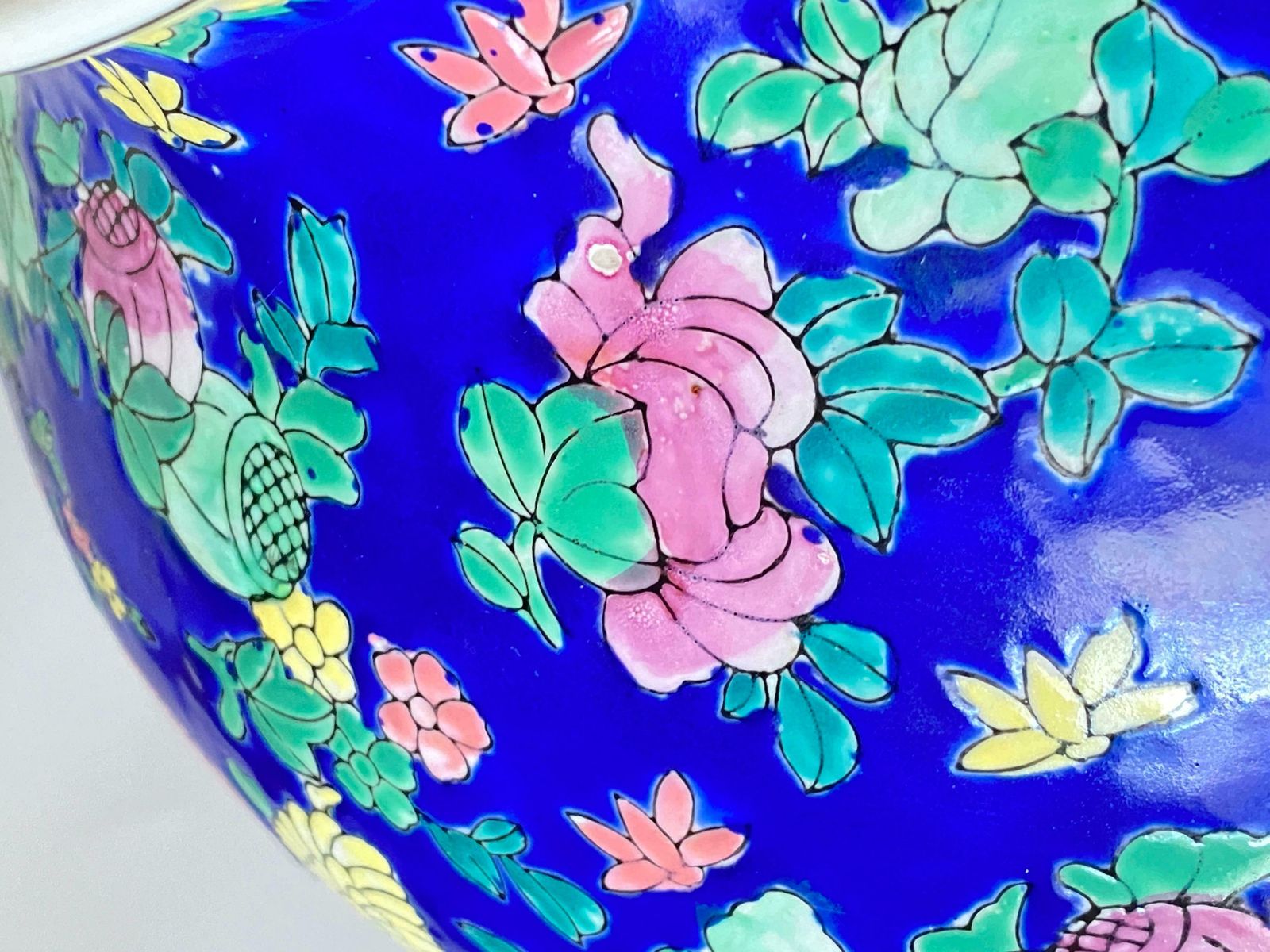 photo furniture Table Lamp, Chinese, Porcelaine, Hand Painted, In A Vase Shape, China Circa 1940