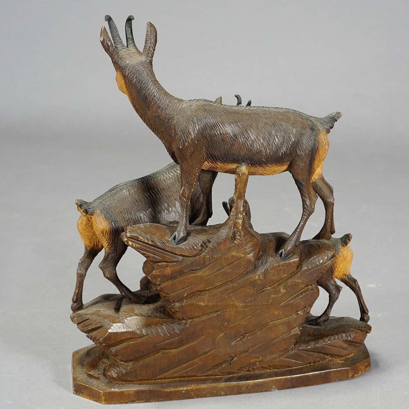 Fijn Gesneden Houten Sculptuur Van Een Gems­Familie, Ernst Heissl, Ca. 1900 photo vintage