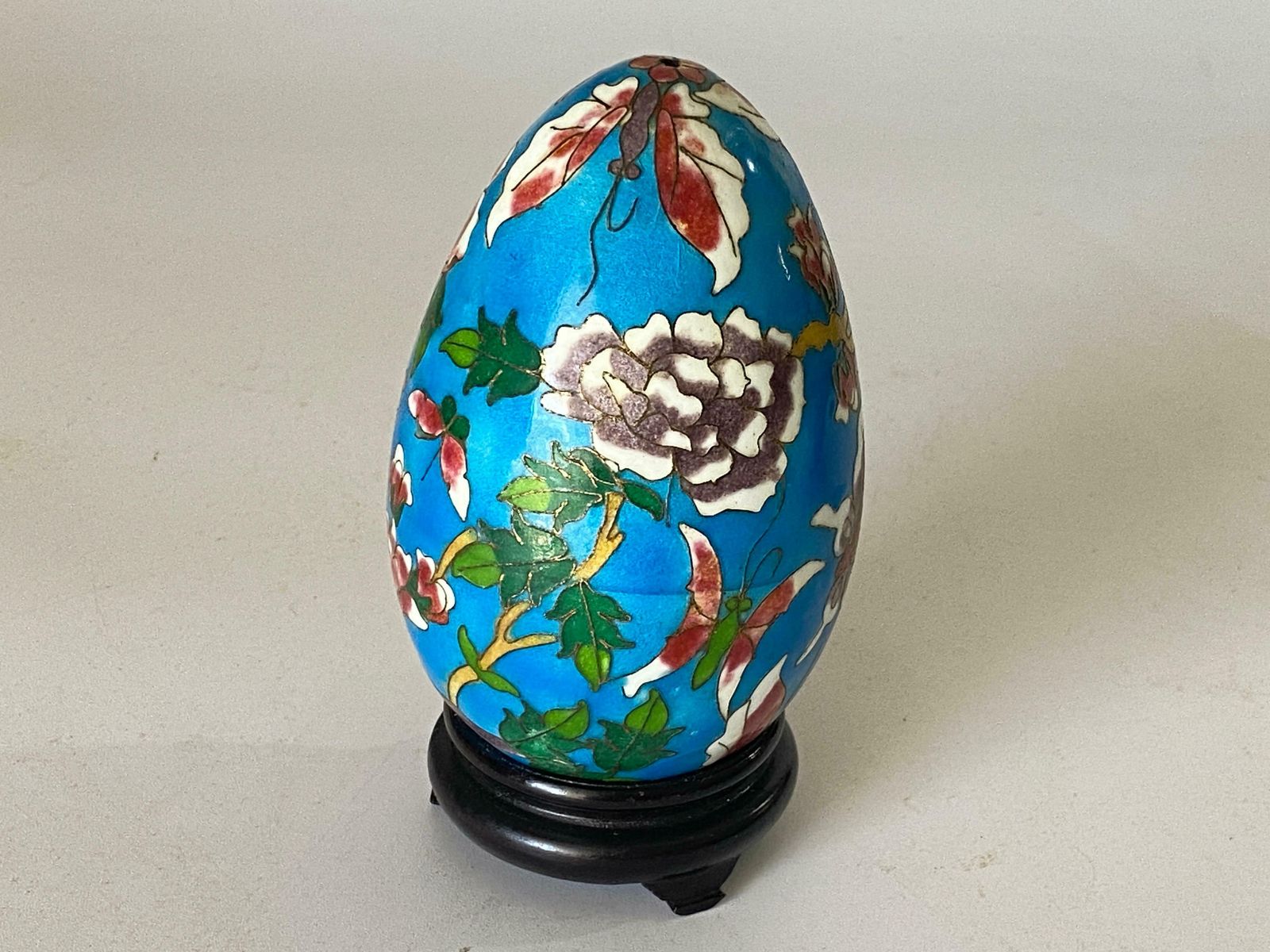 Chinese Cloisonné Enamel Egg With Wood Stand, Early 20 Century photo vinterior