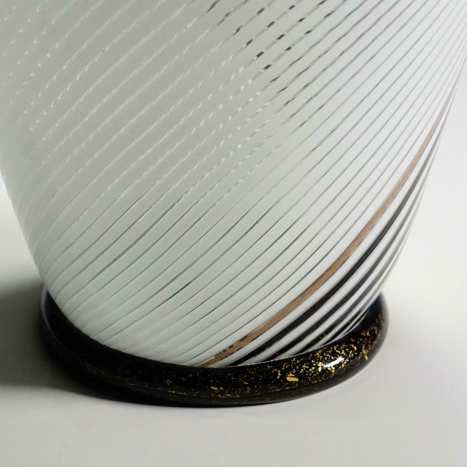 Dino Martens For Aureliano Toso Vase In Filigree Glass Ca. 1950s photo vintage