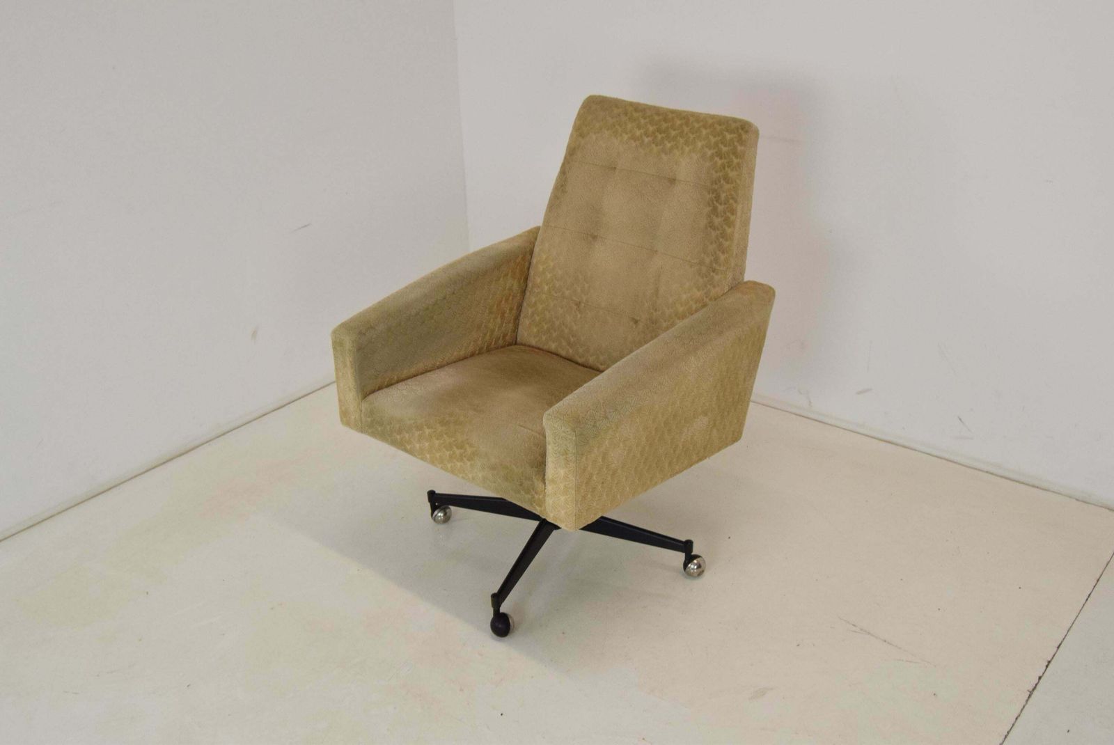 Mid Century Swivel Armchair With Wheels,1970's. photo 405.0