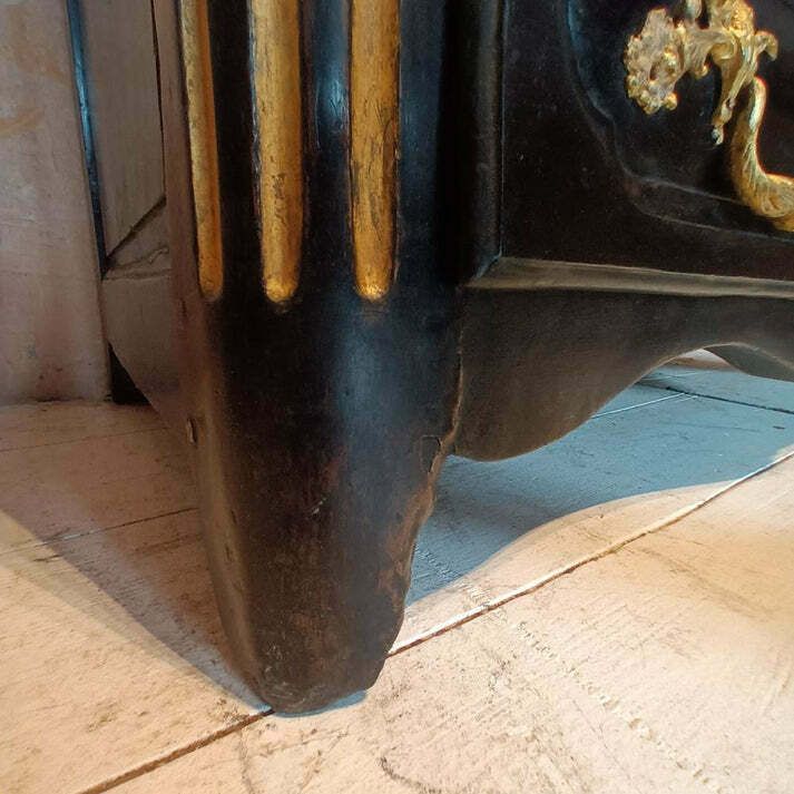 photo vinterior 18th Century Marble Topped Chest Of Drawers
