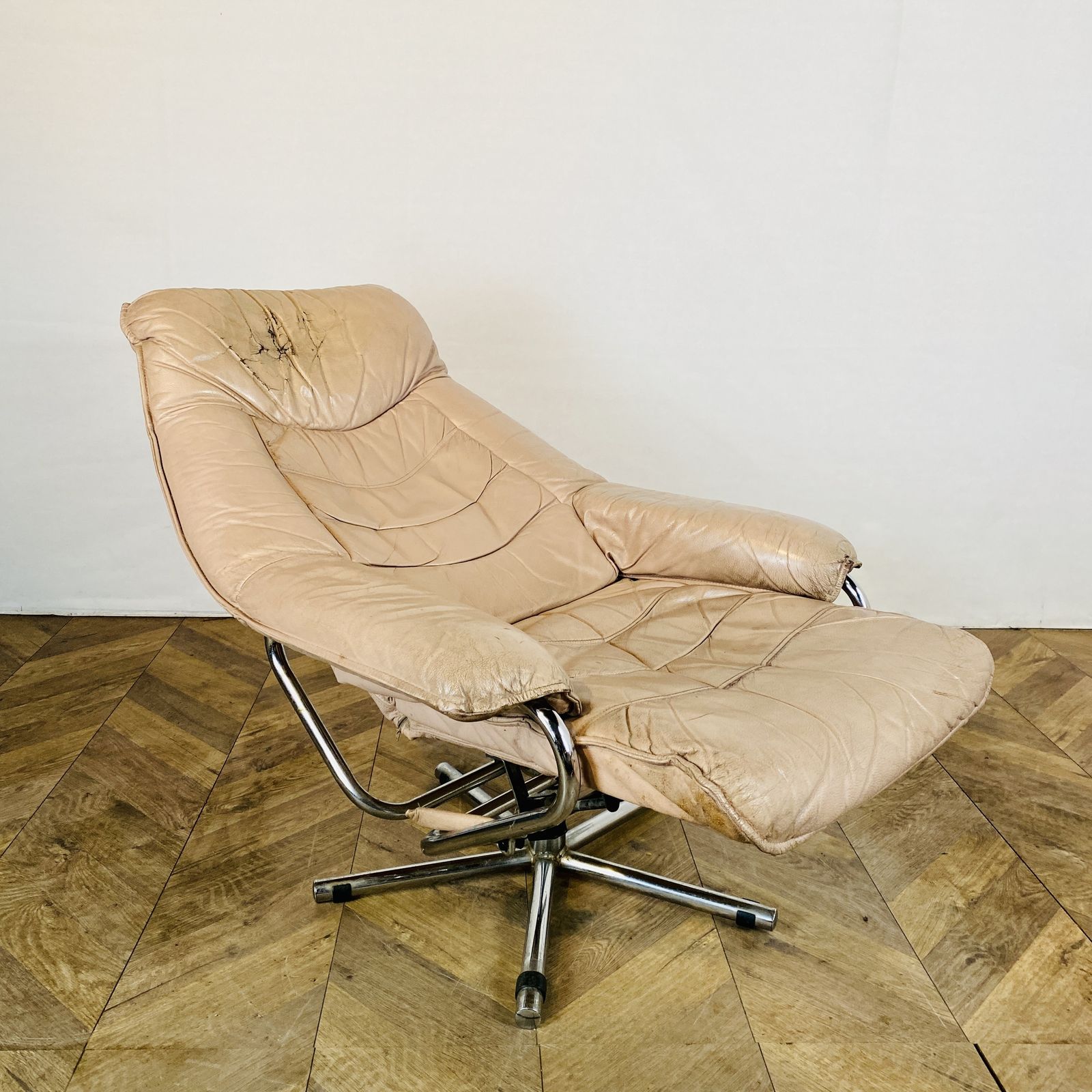 Mid Century Leather Swivel Armchair By Skoghaug Industries, 1960s photo 295.0
