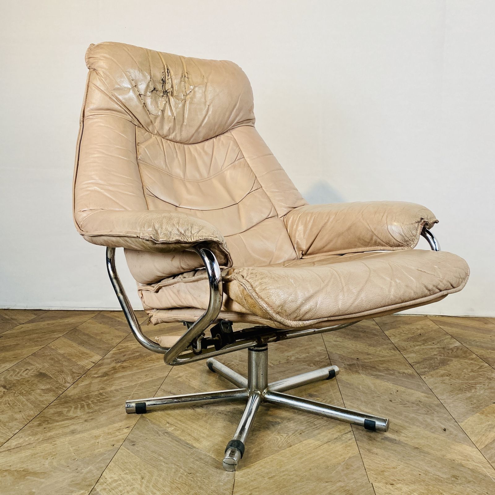 Mid Century Leather Swivel Armchair By Skoghaug Industries, 1960s photo vinterior