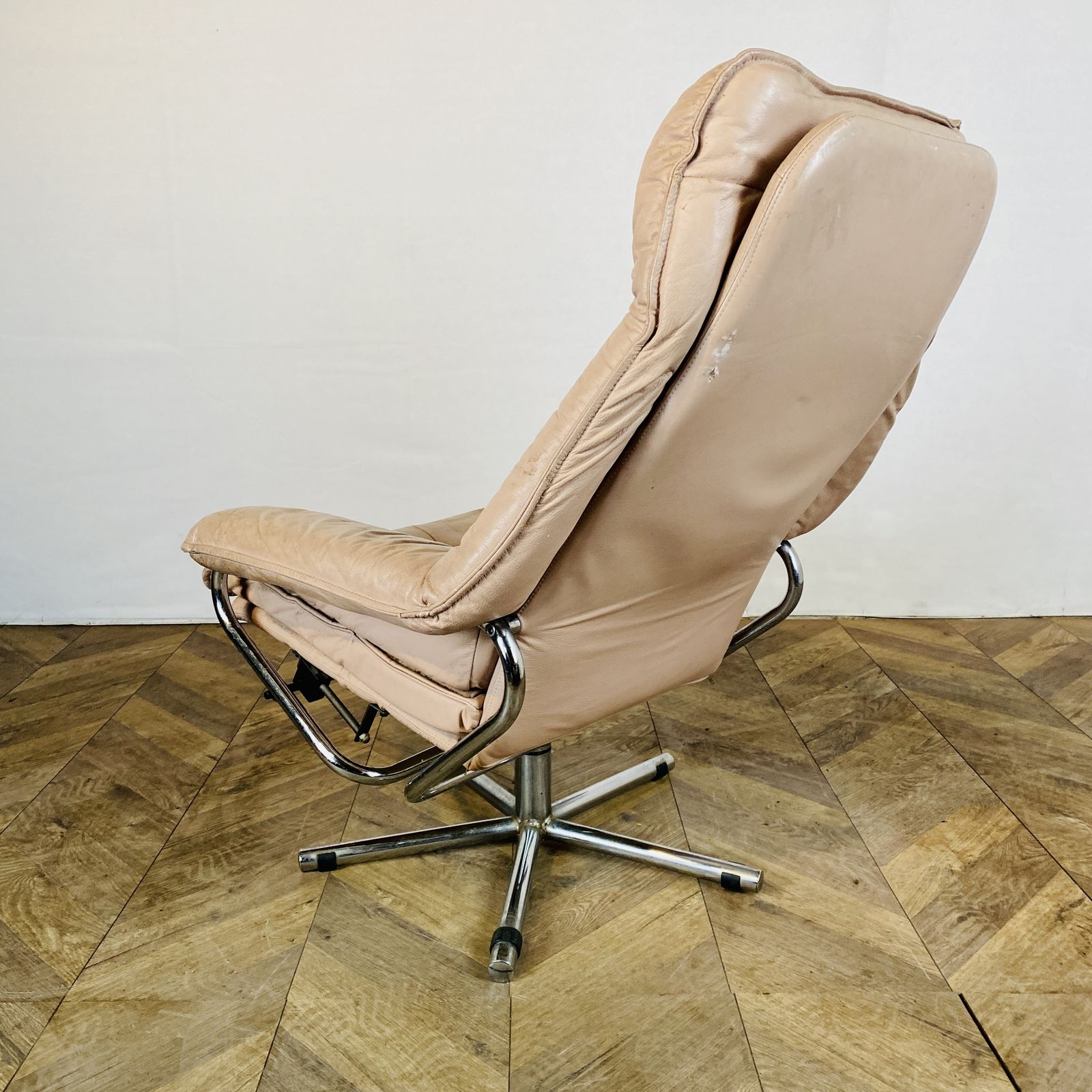 295.0 Mid Century Leather Swivel Armchair By Skoghaug Industries, 1960s photo