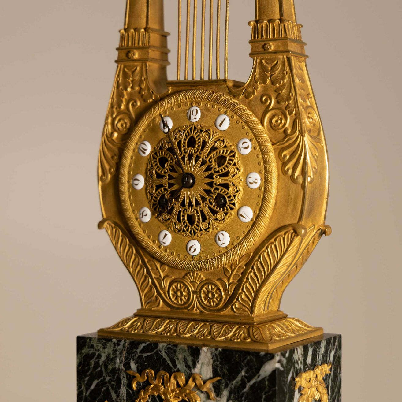 Pendule de cheminée Louis XVI en forme de lyre, probablement Paris, vers 1780 photo Décoration