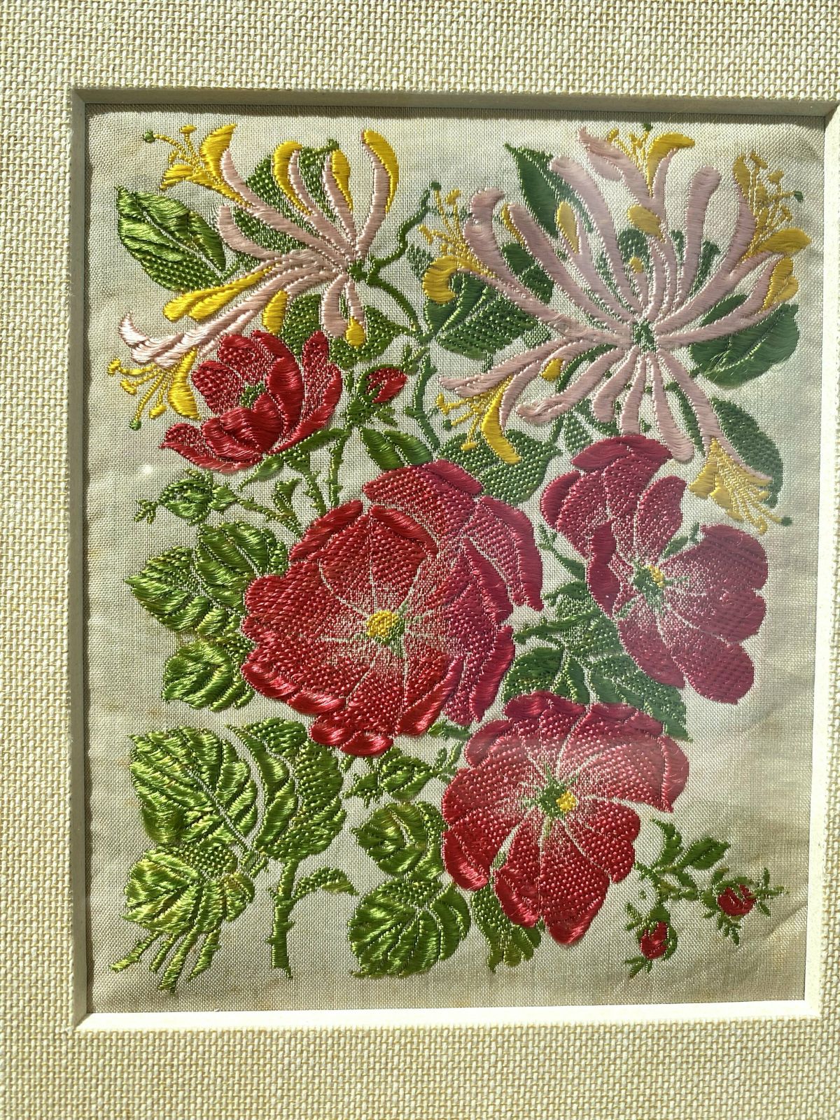 photo furniture Set Of Four Framed Vintage Embroidered Kensitas Flowers Cards