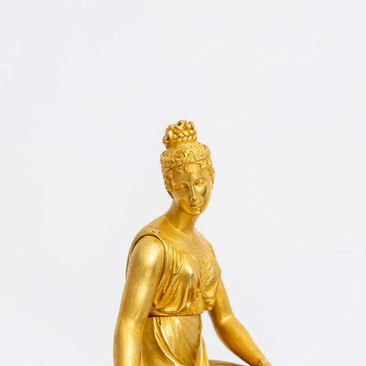 Franse Pendule Van Vuurgegoten Brons Met Zittende Vrouwenfiguur photo furniture